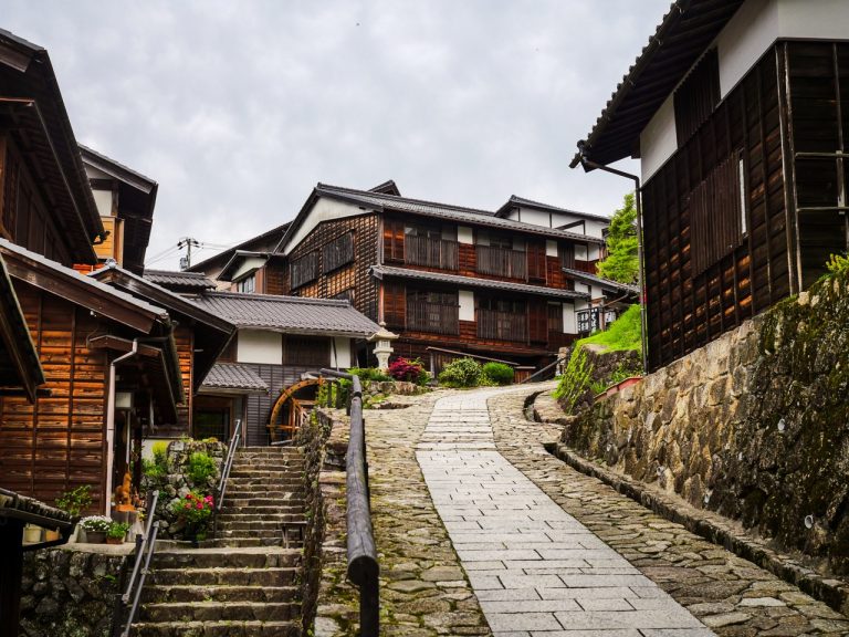 Rue pavée bordée de maisons en bois à Tsumago-juku.