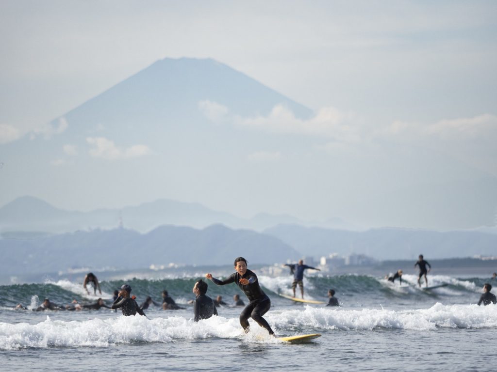 Surfeurs avec le Mont Fuji en arrière-plan.