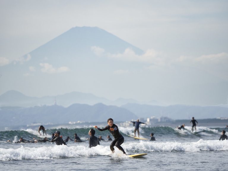 Surfeurs avec le Mont Fuji en arrière-plan.
