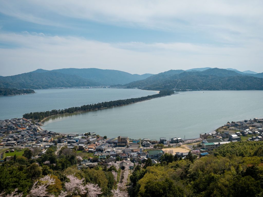 Vue aérienne d’Amanohashidate, banc de sable entre la mer au nord de Kyoto, Japon