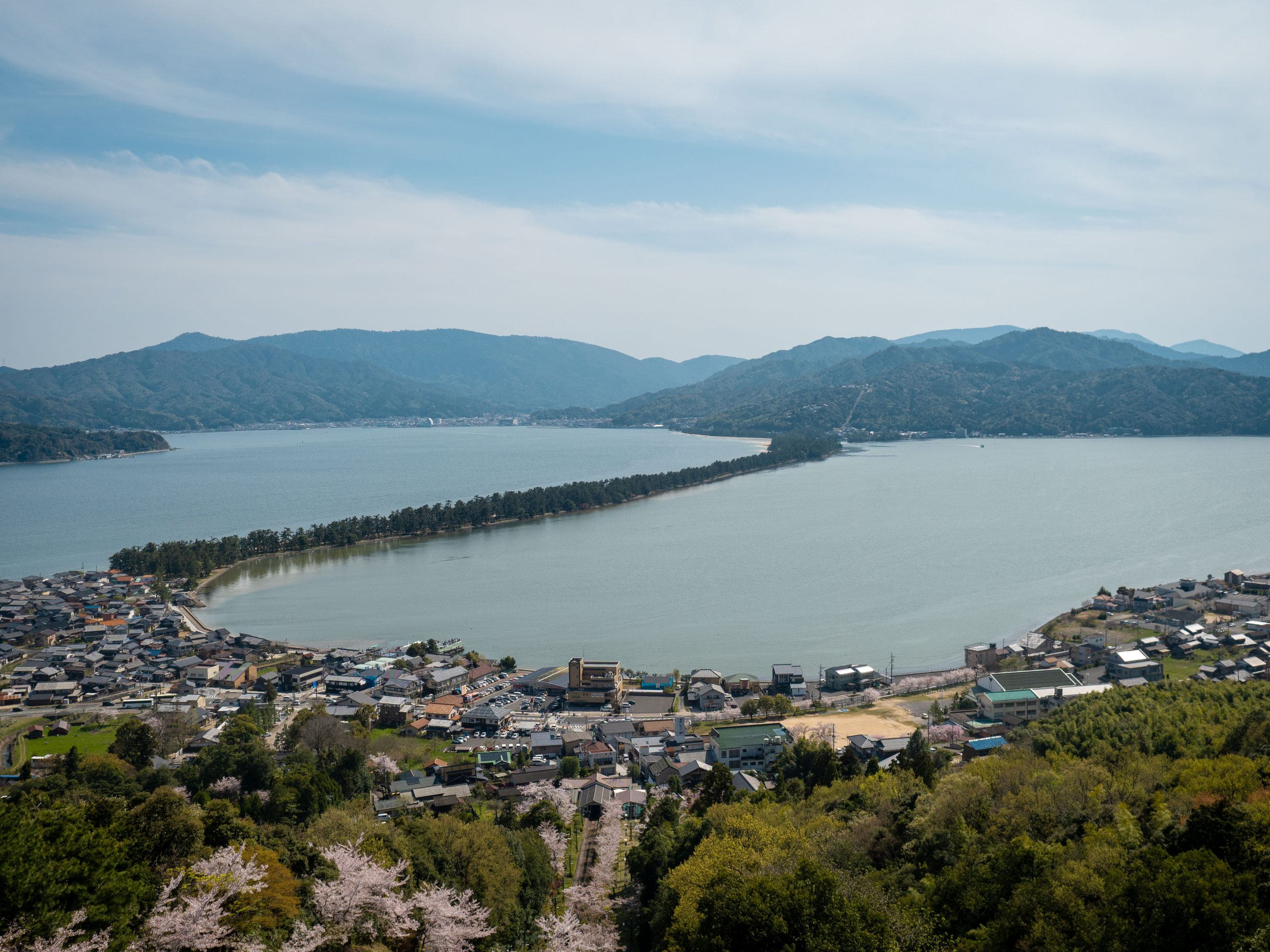 Vue aérienne d’Amanohashidate, banc de sable entre la mer au nord de Kyoto, Japon