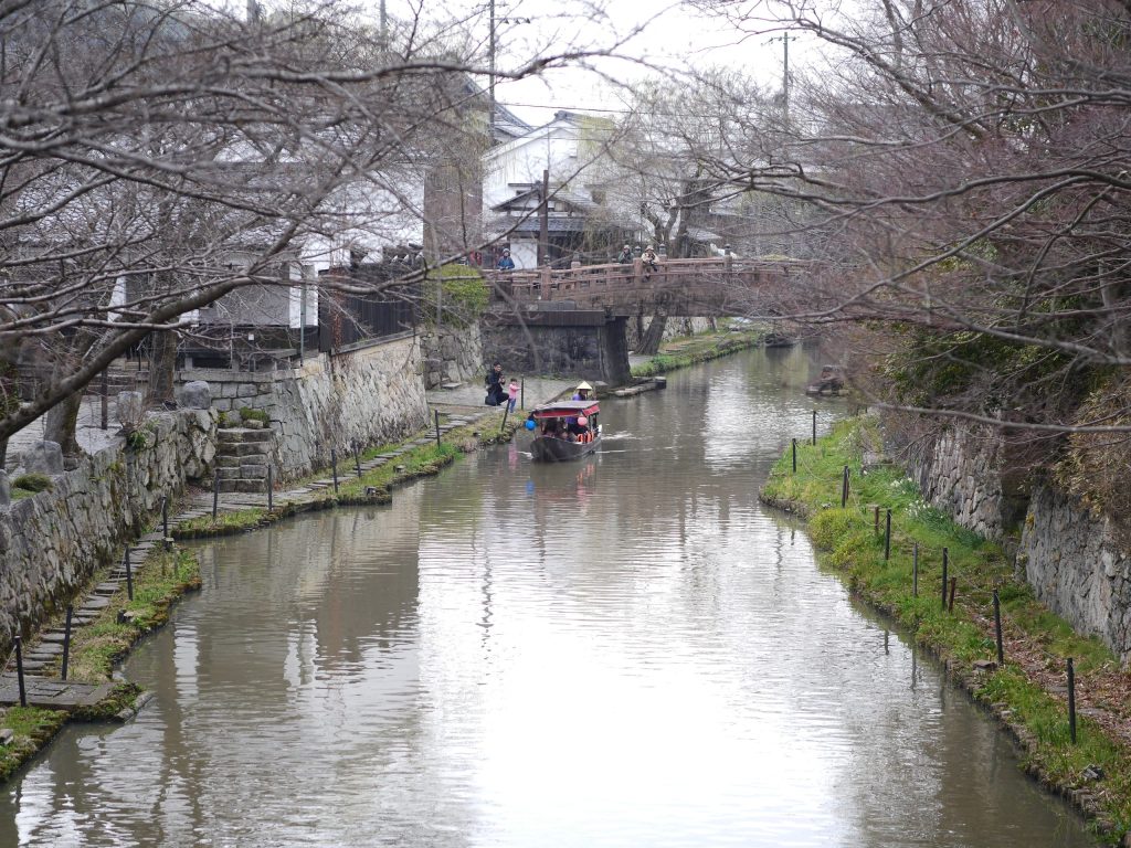 Le canal d’Ōmihachiman avec un bateau traditionnel au Japon
